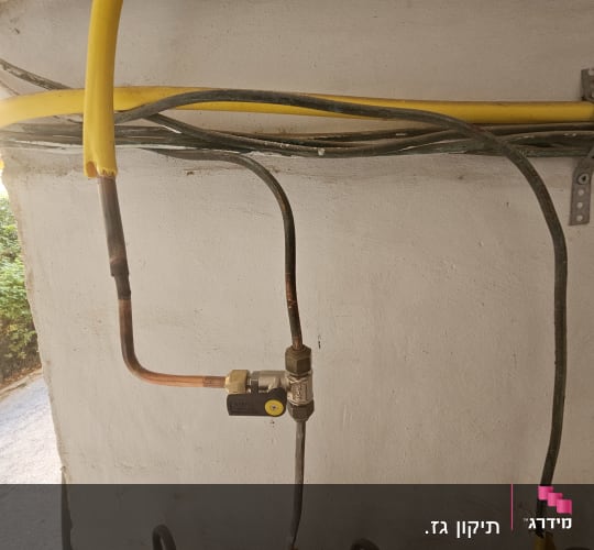 צינור גז צהוב עם שסתום מתכת